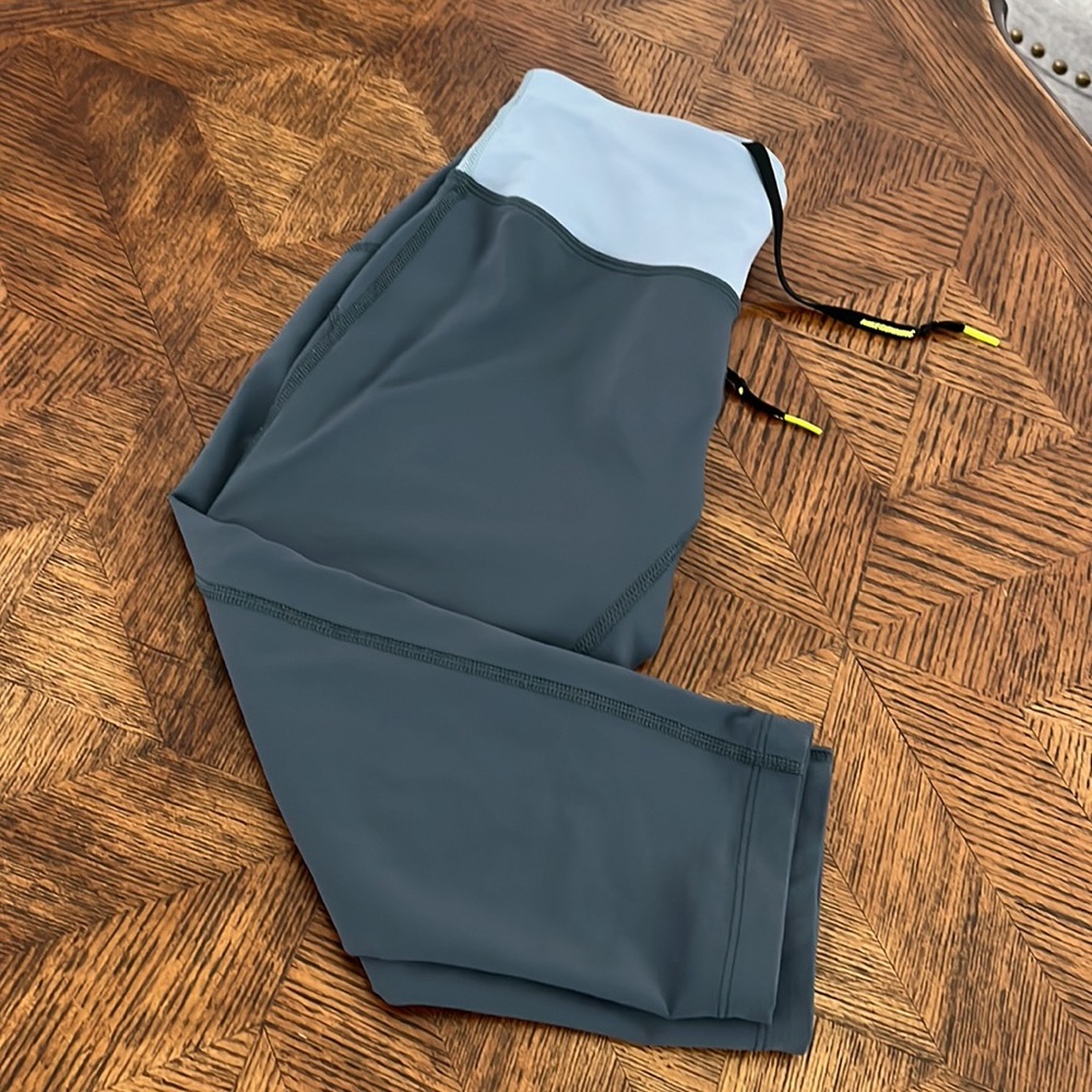 Nike below the knee leggings in great condition! Measures - waist to hem 24”